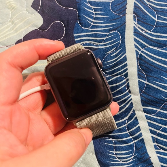 Apple watch series 3 - Picture 1 of 3